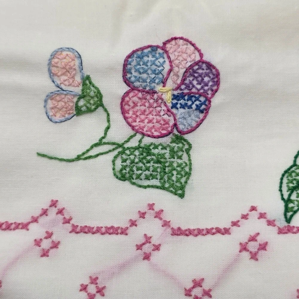 Vintage Hand‎ Embroidered Pillowcases 90s White Floral Pansy Cottagecore 2pc Set